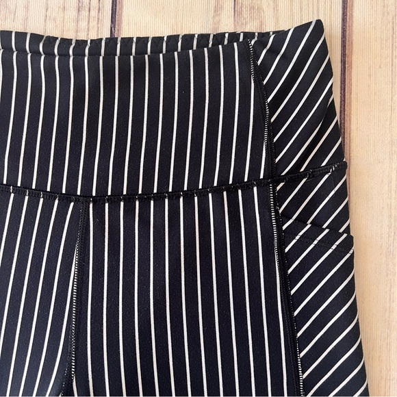 Victorias Secret On Point Flow Black & White Striped Athletic Bike Shorts - Picture 2 of 10